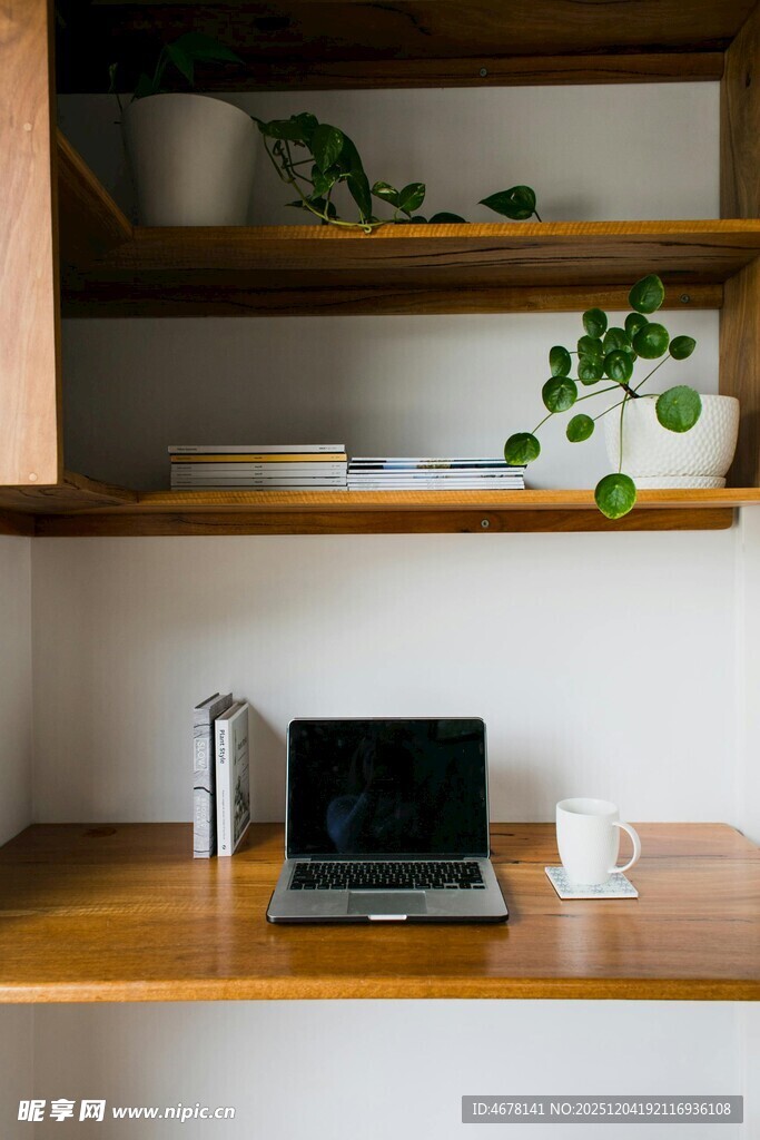 AmiDerizzio's tweet photo. Transform your desk in 5 mins: one small plant, a cable organizer, and a cute notebook. Productivity just got cozier!， https://t.co/LQEVTbUESi