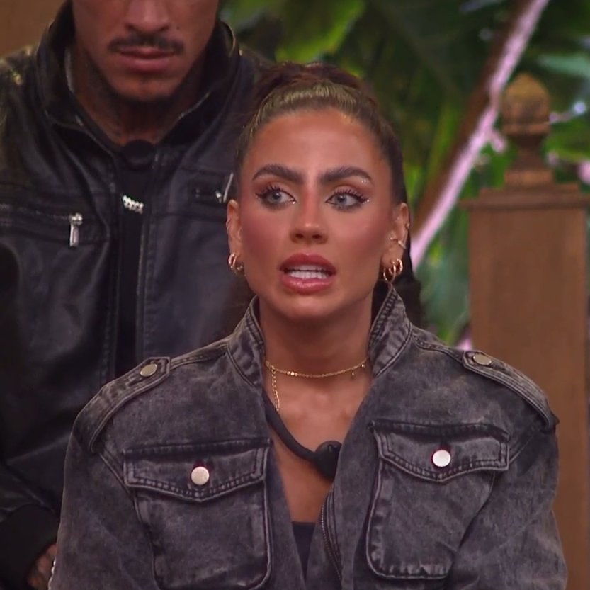 azinhacomenta's tweet photo. Cathe: “Eu vou votar no Dani.”
Galisteu: “O Dani não pode ser votado.”
Daniel: “Tem que entender o jogo, né.”

Ele esmurrando a planta da Cathe, não se cale Daniel!!!!!!!!! #RoçaAFazenda https://t.co/iBi7K5vAfM