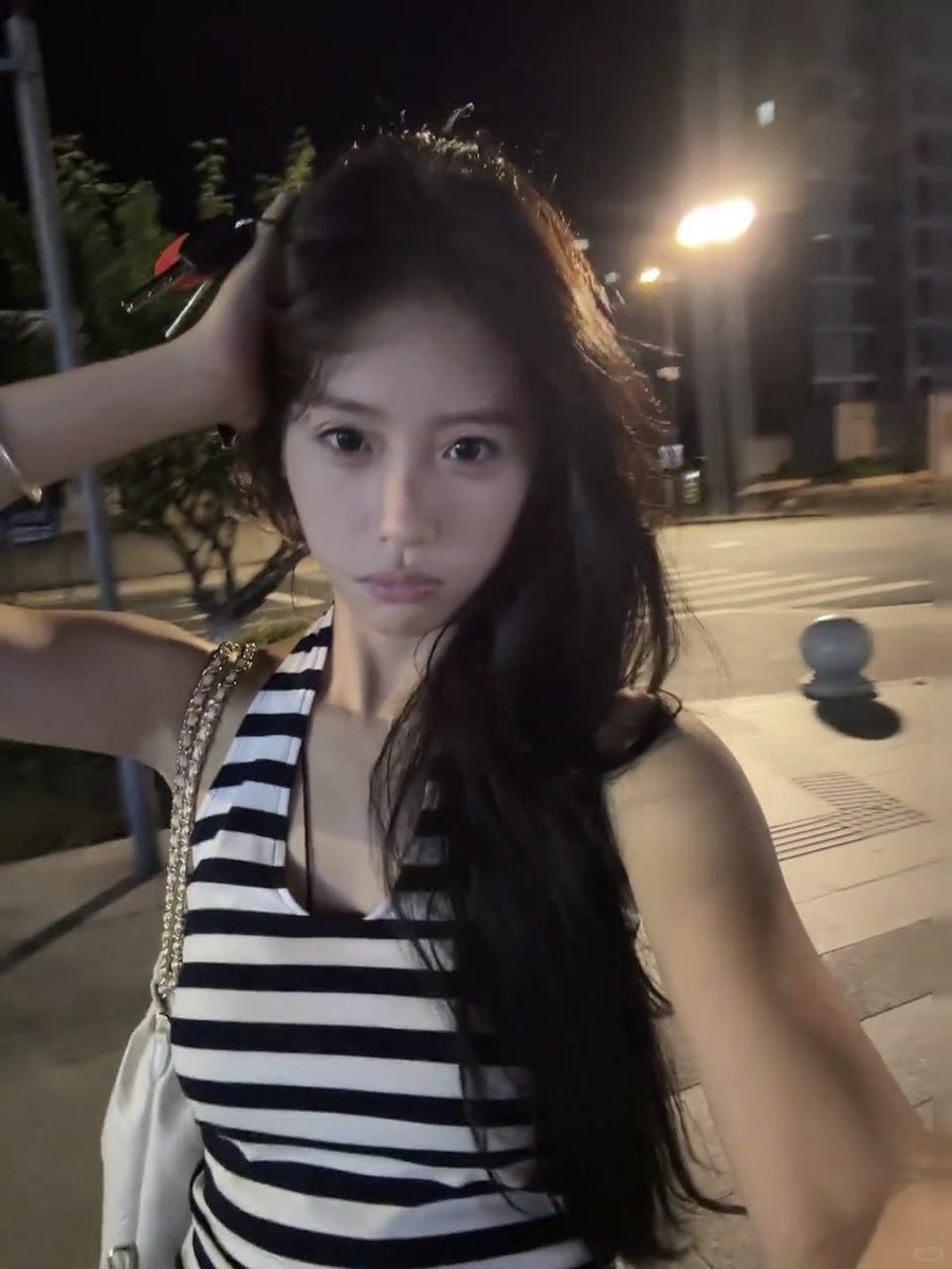 KryzBingham's tweet photo. 有人把座位让给了我 #上海 #萝莉 #日常 https://t.co/ZVhGKQyohY