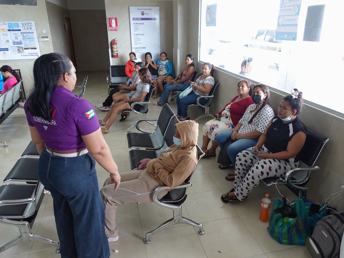 GoberManabi's tweet photo. La Gobernadora junto a la subsecretaria de Gobernabilidad y personal del Hospital de #Pedernales, recorrieron las instalaciones de esta casa de salud para constatar la atención que reciben los usuarios. Escucharon a los usuarios y recogieron sus inquietudes. https://t.co/1WLCH4KoI5