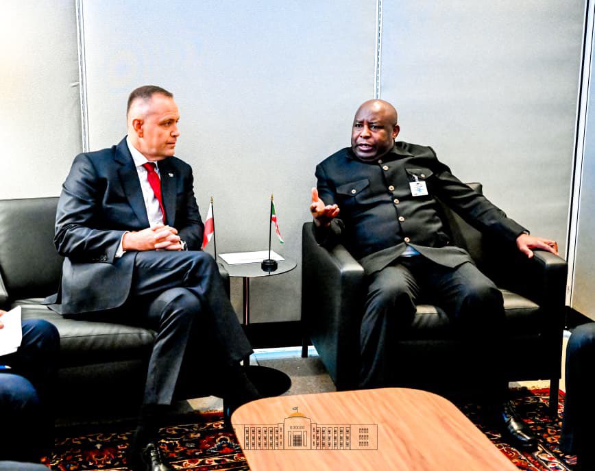 NtareHouse's tweet photo. En marge de la 81ème session de l'Assemblée générale des Nations Unies à New York, le Président de la République du #Burundi et Président en exercice de l'Union Africaine, Son Excellence Évariste Ndayishimiye, a eu un entretien bilatéral avec le Président de la République de #Pologne, Son Excellence Karol Nawrocki.

Les deux Chefs d'État ont passé en revue l'état des relations bilatérales entre le Burundi et la Pologne, et ont exploré de nouvelles pistes de coopération dans les domaines économiques, agricole, énergetiques et des technologies nouvelles. 
Ils  ont également échangé sur les grands défis internationaux du moment, notamment la paix et la sécurité mondiales, ainsi que le renforcement du multilatéralisme.

Le Président Ndayishimiye a réitéré la disponibilité du Burundi à approfondir ses partenariats avec d'autres pays du monde dans un esprit de respect mutuel et d'intérêts partagés.
