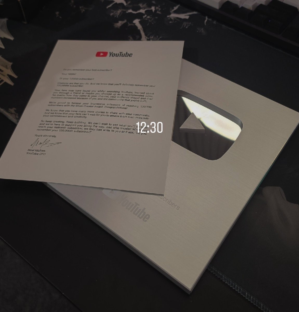 RealNeonXM's tweet photo. What a sight 😍 

Thank you @TeamYouTube for finally sending out my award! https://t.co/Nv5WC4M6ZT