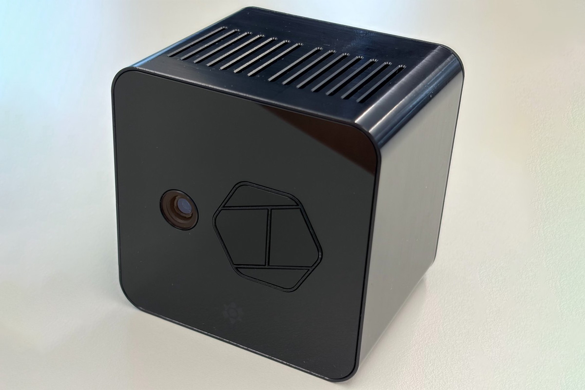 cnxsoft's tweet photo. Markerless full-body motion tracker for VR, VTubing, and motion capture.
https://t.co/qQyvvDfCyr

The Soulart Station relies on a Time-of-Flight (ToF) sensor and an onboard Neural Processing Unit (NPU) to capture 3D point cloud data and process motion tracking on the device. It delivers 23-joint 6DoF motion data with a claimed ML latency of under 10 milliseconds. The system also features 4K RGB and NIR cameras.

The cross-platform Soulart App is supported on Windows, Meta Quest, Android XR, and SteamVR.