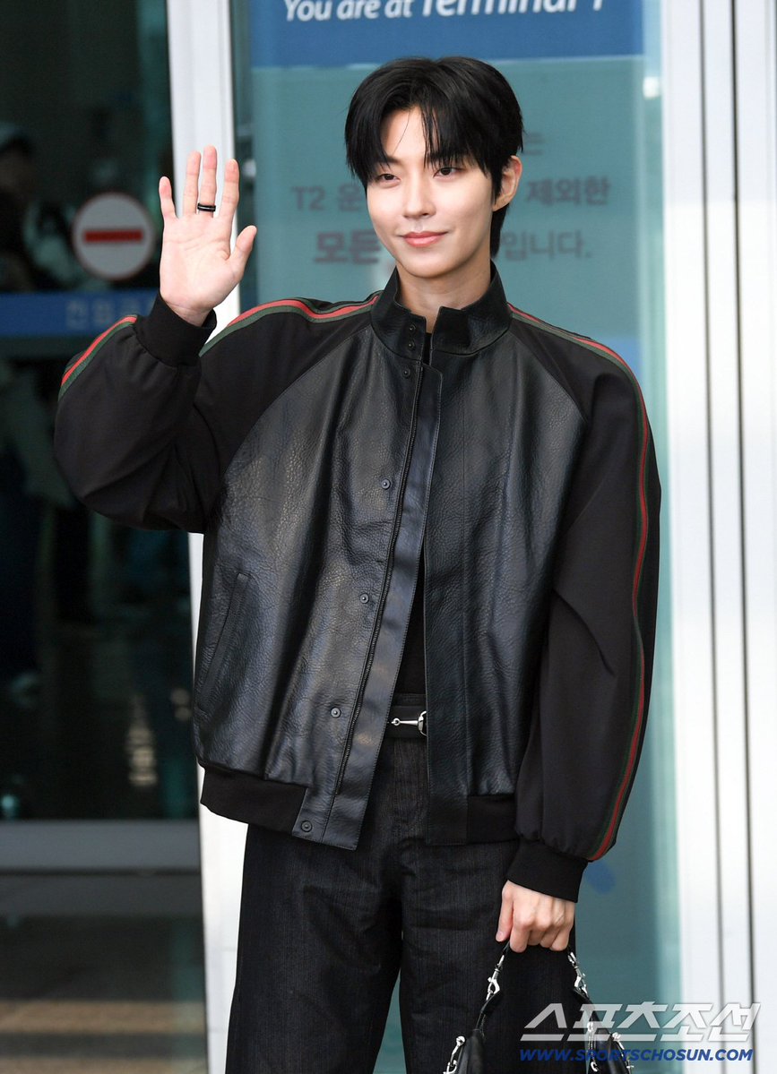 kpopers_family's tweet photo. Hwang Inyoup at Incheon International Airport departing to Italy to attend Gucci Collection Show at Milan Fashion Week ✈️ https://t.co/g6rCS37VyJ