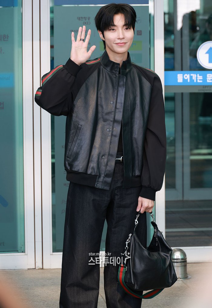 kpopers_family's tweet photo. Hwang Inyoup at Incheon International Airport departing to Italy to attend Gucci Collection Show at Milan Fashion Week ✈️ https://t.co/g6rCS37VyJ