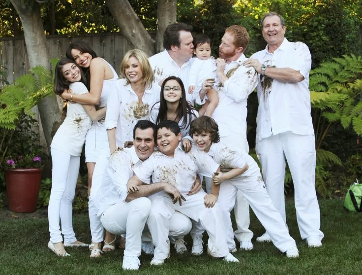 cinemamonamore's tweet photo. No matter what I am dealing with, a random clip or reel of Modern Family fixes it every single time. There isn't a single character who isn't Peak Comedy Gold. This show has brought so much pure joy into my life over the years. Happy 17th anniversary to my comfort show! 🤍✨ https://t.co/ic1vNUf7H4