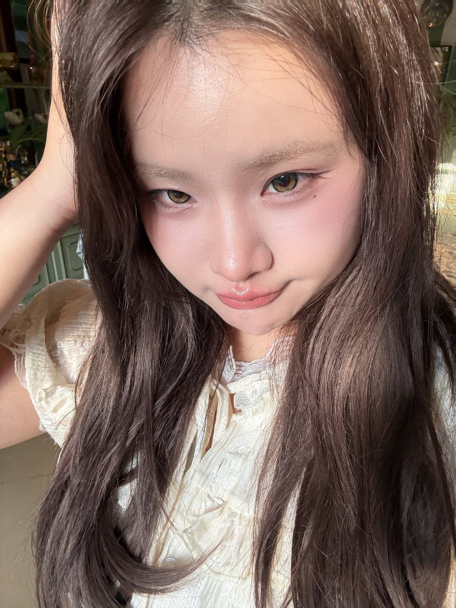 rinibluu's tweet photo. ผมสีน้ำตาลโทนนี้ใครทำก็ดูสวย ดูผมสุขภาพดีจริงๆนะ ซึ่งนี่เคยย้อมของแบรนด์นึง สีเดียวกันเป๊ะ ย้อมเองแบบฟรินๆ  สี Ash Taupe Gray เท่านั้น ชอบมากกก น้ำตาลหม่นติดเทาที่ถูกต้องง ย้อมแล้วหน้าขาว โครตละมุน ไม่ติดแดง ไม่ติดส้ม สีเฟดก็ยังสวยอยู่😭🫶🏻 https://t.co/gkPD6RGSJe