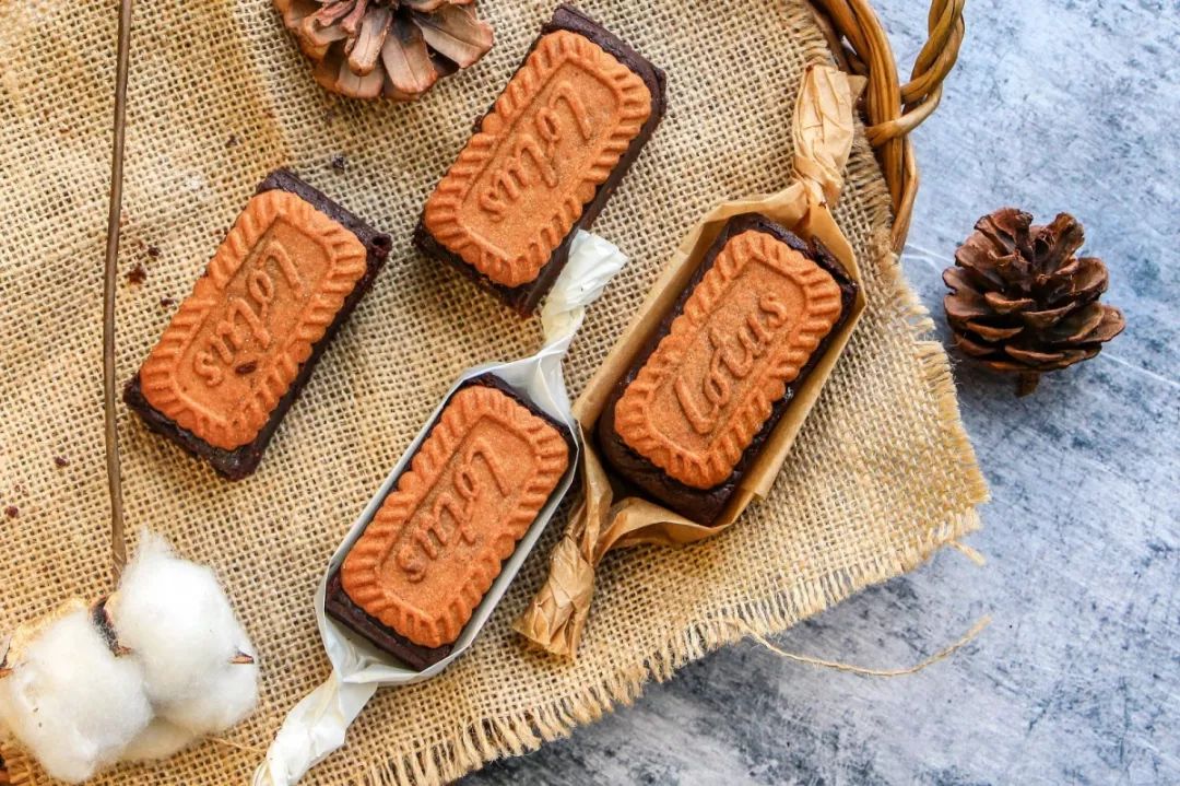 LetitiaMcc4gi7's tweet photo. Just tried making salted caramel cookies from scratch  The dough was so buttery, and the final result came out chewy with a perfect sticky caramel center—total win for a weekend baking vibe! #BakingJoy， https://t.co/xywe5oJdgf