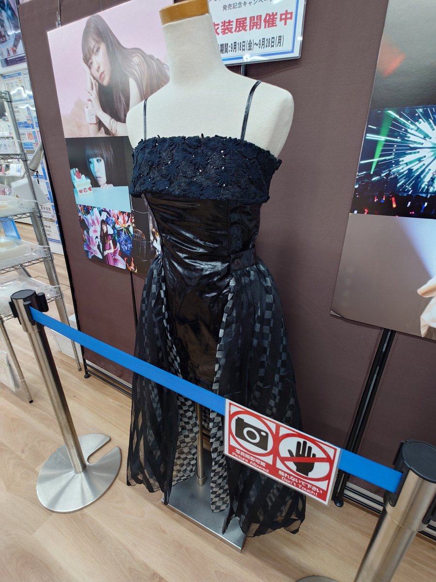 sugako83's tweet photo. 1日遅れになってしまったけど、衣装展示見に来れました
アルバムはまだ届いてませんが、オリジナルもカバーもたくさん楽しみたいです！

#黒崎真音 https://t.co/9jS6fKmIyD