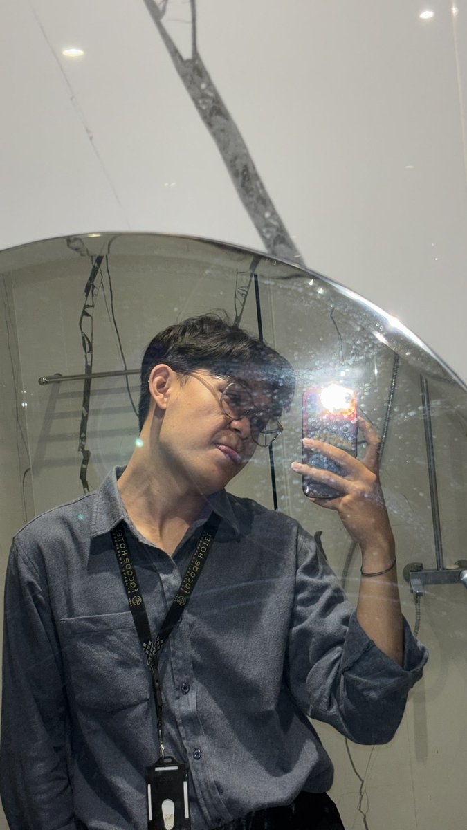massapp03's tweet photo. mau ngaca dulu ah, mau lihat muka aku yang katanya BERENGSEK itu🩶 https://t.co/uaTu9b1Tnn