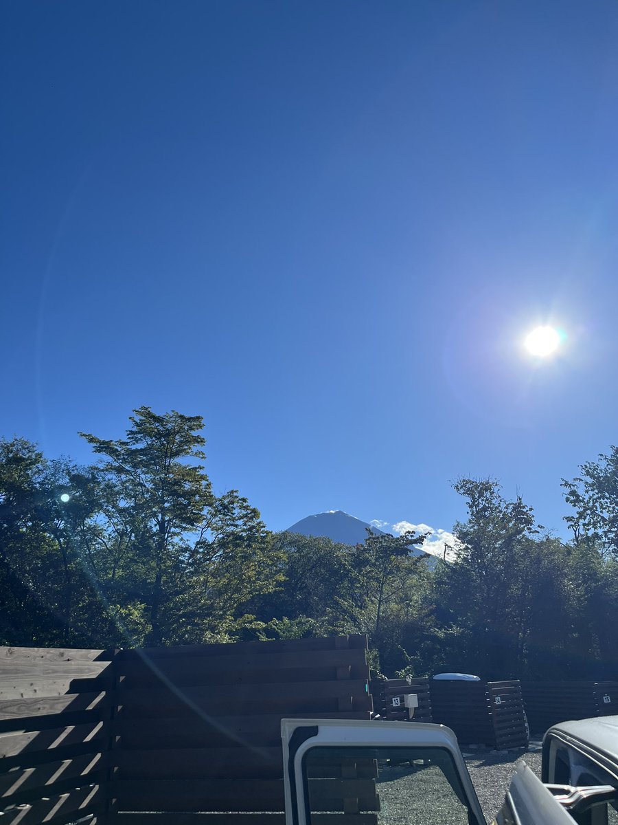 yoshi2309154's tweet photo. 初のrvパーク（朝霧高原）へ行ってきました。装備が不十分➕台風➕牧場近くで肥料の香り抜群で大変でしたが台風一過で満天の星と朝から富士山の頭が見れて結果楽しかった😆でもわかったことはやっぱりテント泊の方がいいと言うこと😂 https://t.co/E6qvLtUknk