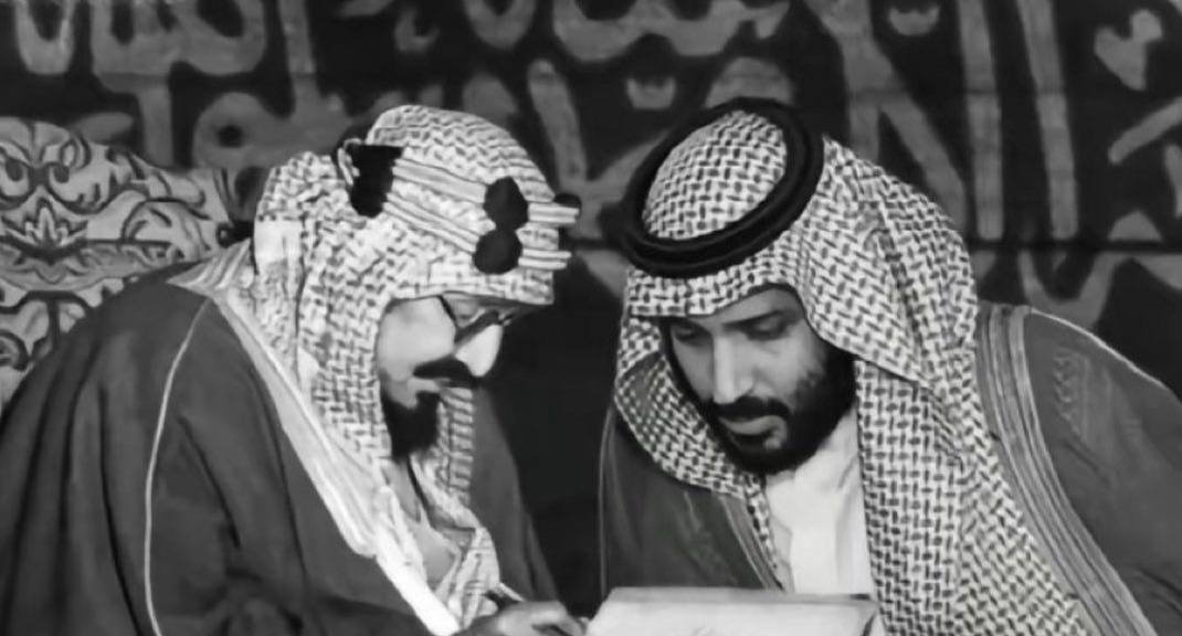 3_4O3's tweet photo. حكّامنا شيوخ على الحق سلطان
قيادةٍ بالشور وحكمة رجاله 

محمد بن سلمان بالقول برهان 
شبلٍ من اللي للبطولات فاله

وسلمان قايدنا على العدل ميزان 
تاريخ مجدٍ من قديمٍ نواله

#اليوم_الوطني_السعودي_٩٦ https://t.co/vtP0PbUVJc