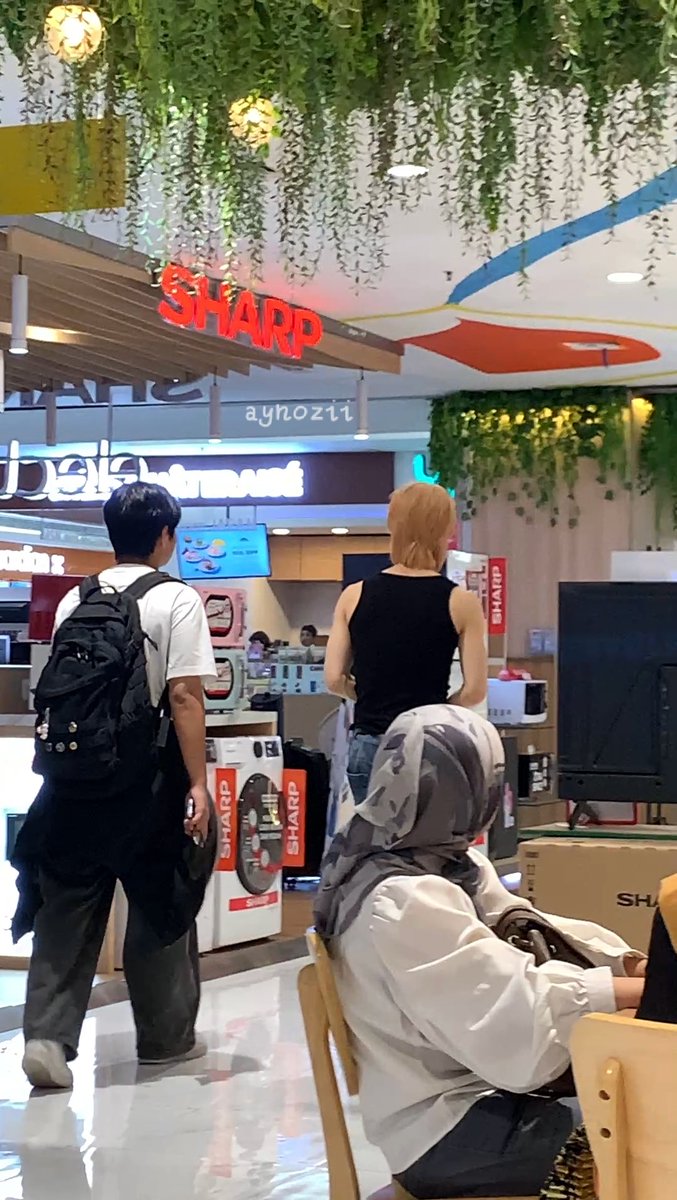 aynozii's tweet photo. 200926

So what happened was we were chatting at Transmart. But then I saw Yeonwoo and I freeze and blank i just appointed him. After a while, we just scream his name and the manager 🤫

We be like ok ok

#NOWZ #koreatravelfair2026 #NOWZ_INDONESIA #나우즈 #YEONWOO  # https://t.co/yOhJK9BQQ4