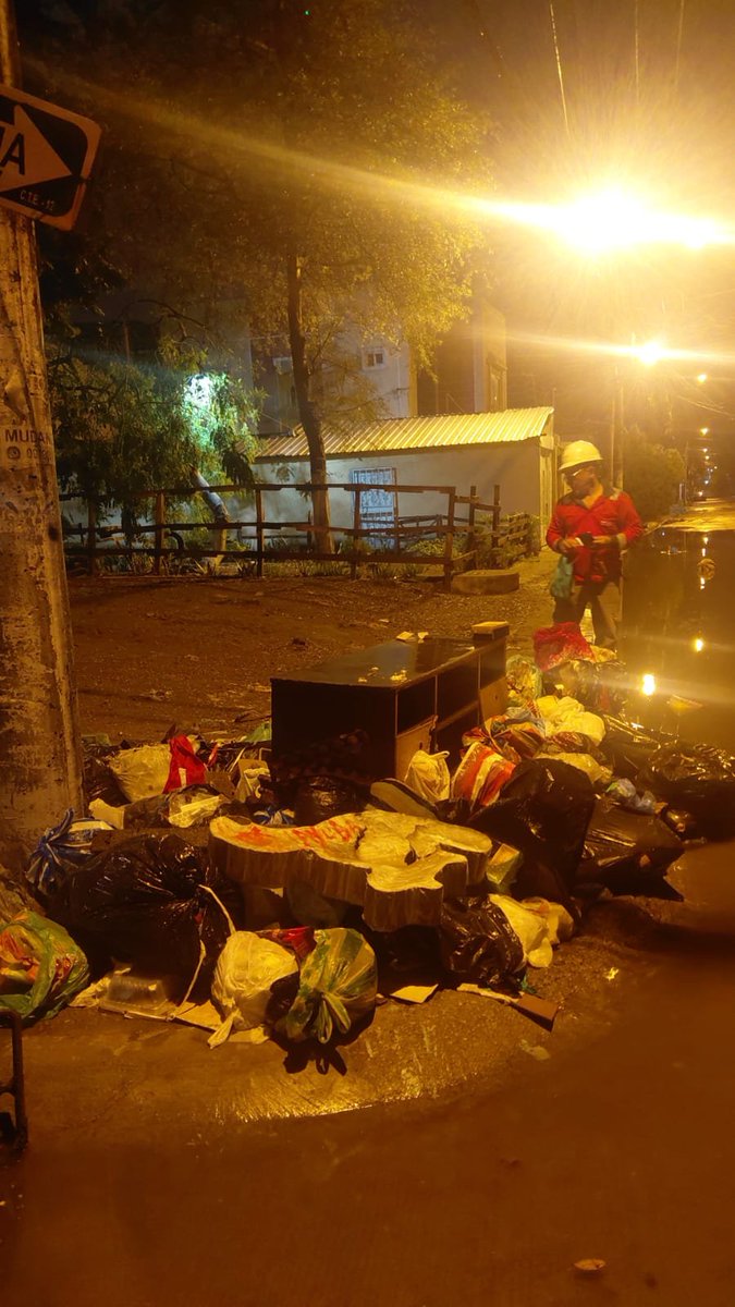 segura_ep's tweet photo. Durante los trabajos de limpieza de sumideros en varios puntos de Guayaquil, se encontraron varios objetos y basura arrojados irresponsablemente generando acumulación de agua y molestias a la ciudadanía. 

Hacemos un llamado a la corresponsabilidad ciudadana: Dispongamos la basura en los horarios correctos y evitemos arrojar desperdicios a la calle.

#GuayaquilNoSeDetiene
#AquiEstamos
#AquilesCumplimos