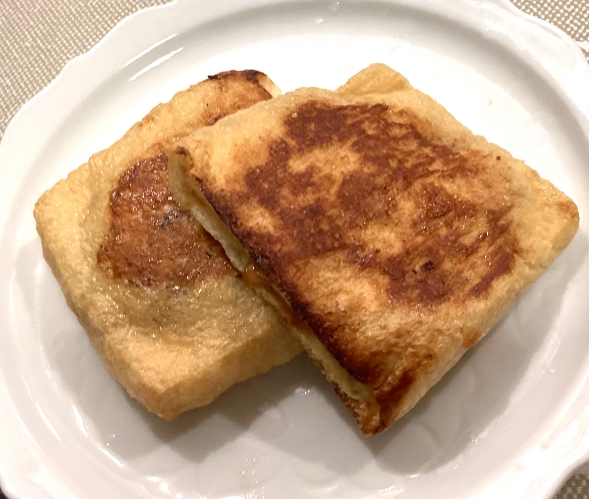 ekibasyanezu's tweet photo. 『ちいかわ』を見ててコロッケそばを食べたくなったけどそばはないのでうどんで。
コロッケは味噌と三温糖で炒めた豚肉、玉ねぎ、長ネギ、ししとうとじゃがいも。
納豆お揚げも入れてみた。
つゆは本来さっぱりが好きなんだけど、今回は敢えて甘めに。立ち食いそば感を出すためにネギもどっさり。 https://t.co/6xlCylSZlW
