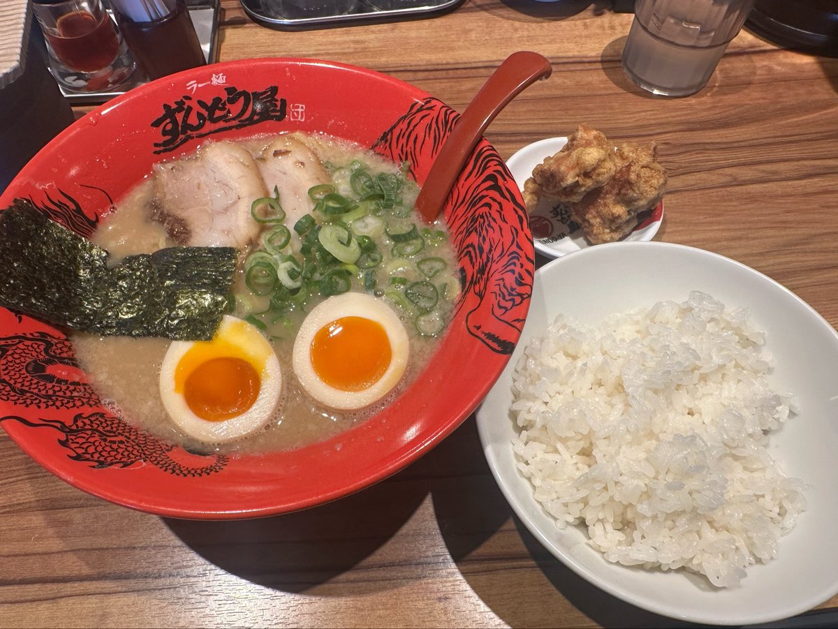 Jony_fate's tweet photo. 連休終わりにとんこつラーメン！！！
高菜入れ放題やしここ最高笑
上手すぎて替え玉したわ https://t.co/UdHgonfu92