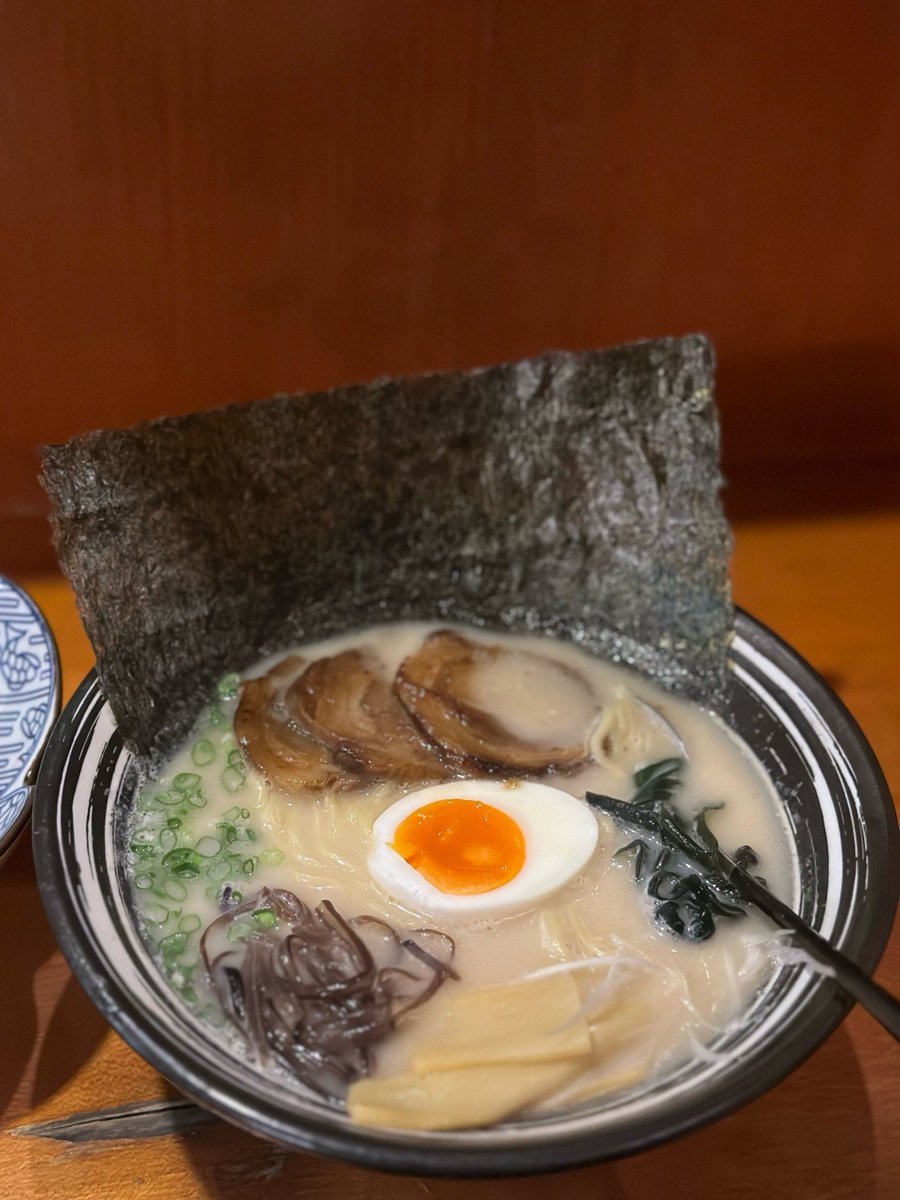 CedrickAwtit's tweet photo. Late night craving Slice of warm pork belly rice and a cold bottle of sake—this tiny ramen stall’s been serving comfort at 2AM for 12 years. https://t.co/FeHGJ136DO