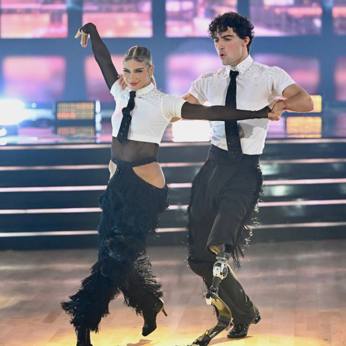 hcsiequake's tweet photo. my finale has to be amber and ezra  #dwts https://t.co/lO988giKQA
