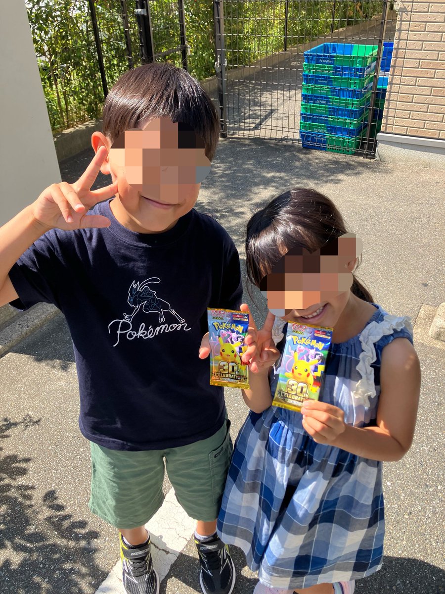 tatosori's tweet photo. コンビニに入ってコーヒーを探してたら、子ども達がおばちゃん店員さんに「ポケモンカードないですか！？」と聞いてて、店員さんがニヤッと「1枚ずつでいいね...」と奥のほうから2枚出してきて、会計した後「ポケットに入れときな」「なかなか手に入らないよ」と裏コマンドみたいなやりとりをしてた笑
#子ども達大喜び