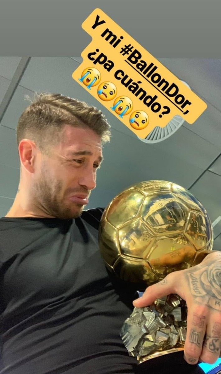 miguellempanada's tweet photo. estaba esperando ahí a que sergio terminara de tomarse fotos con su balón de oro 😭 https://t.co/MryzvZmmPu