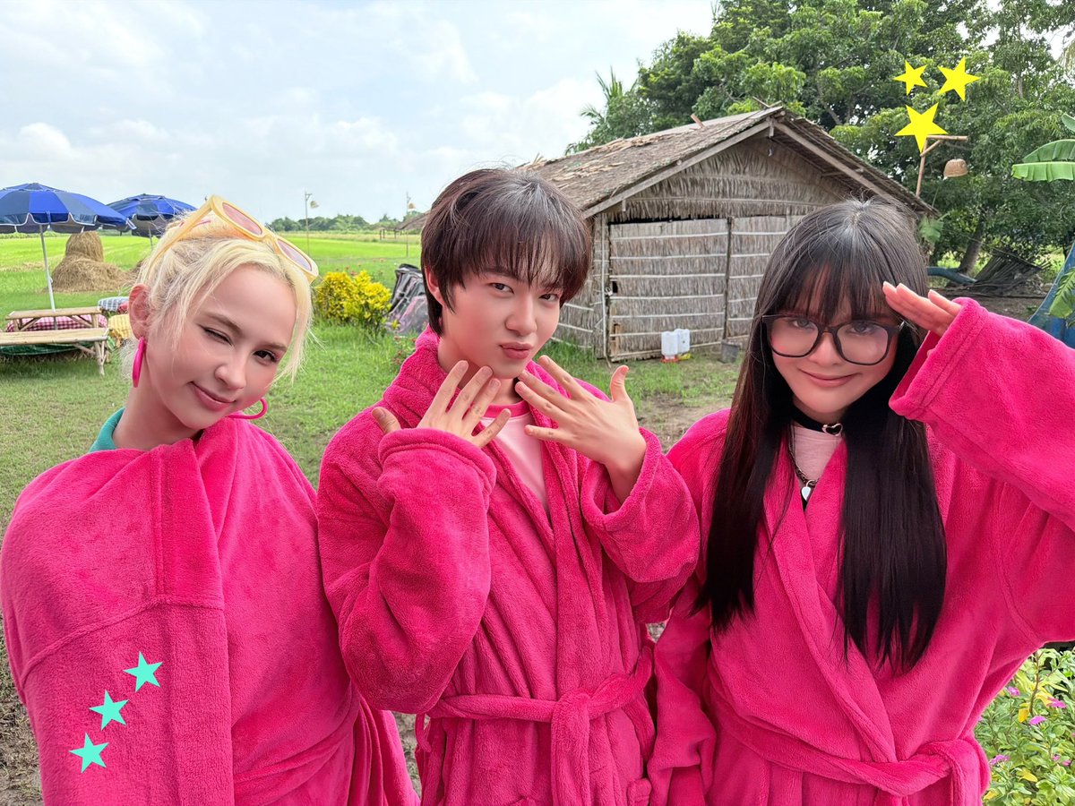 HUGELHEESeries's tweet photo. มนต์รักฮักอีหลี HUG E-LHEE : Somtum Rhapsody 🌶️🎙️

Q7 สวัสดีตอนเช้า เว้ามาคือหิวแท้ละบัดนี้ เปิดร้านตำส้มแต่เช้าปานนี้ 🥱

ฮั่นแน่! บักแก้ว บักน้อย บักกิมจิ มากันครบเซ็ตปานแก๊งสามช่าแบบนี้ มื้อนี้บ่แม่นสิม่วนอย่างเดียว น่าสิบันเทิงหลายยย ~ 🥰

ฟ้าวๆ มาสั่งกันเด้อพี่น้อง! ไผมาช้า ระวังบักแก้ว บักน้อย และบักกิมจิสิโซ้ยเบิดก่อน เดี๋ยวสิหาว่าบ่เตือน! ว่าแต่ประเดิมครกแรก มื้อนี้สิเอาเผ็ดระดับได๋จ๊ะ? 😂🌶️✨

HUG E LHEE Q7
#มนต์รักฮักอีหลีQ7