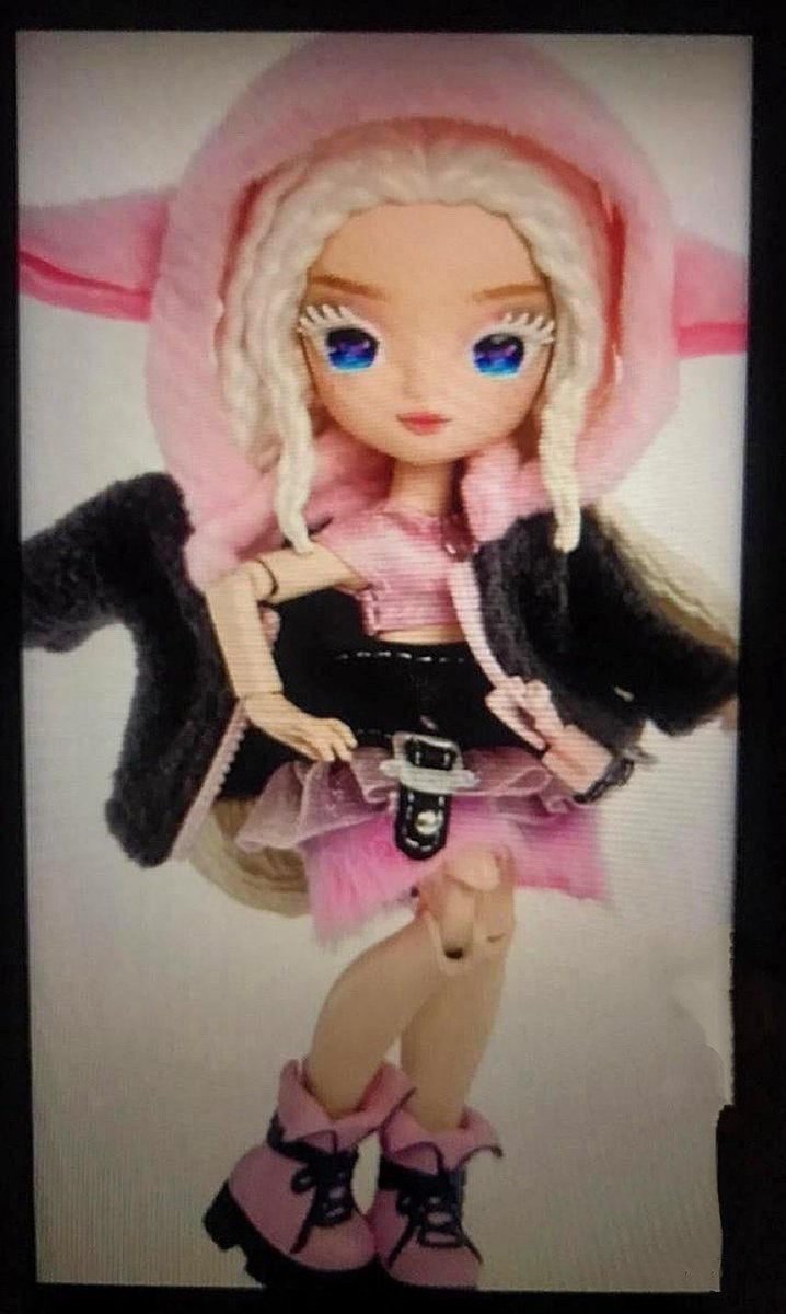 cupidbratz's tweet photo. @VenusBirdYippee no tbh MGA is the problem bc she was supposed to have white eyelashes but for some reason they got removed but then they gave her mini ver a black hairstyle a mess and it’s the company fault https://t.co/PMUudXT4Vq
