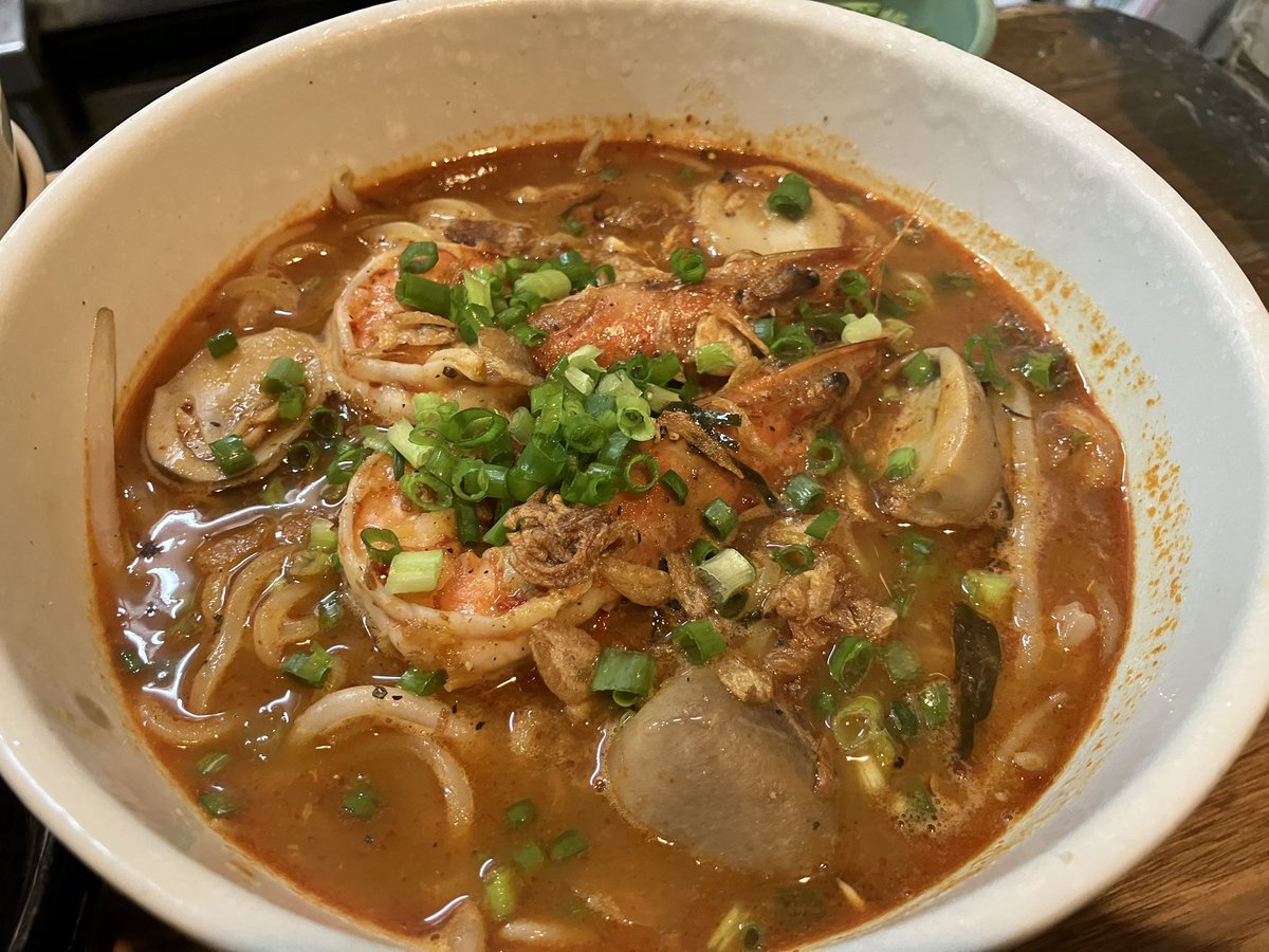 parburn's tweet photo. 連休は、意地でも雨、みたいな？w はいはい。それではトムヤムラーメンどぞ。#パーバーン #東京タイ料理 https://t.co/nDTVWSat5c