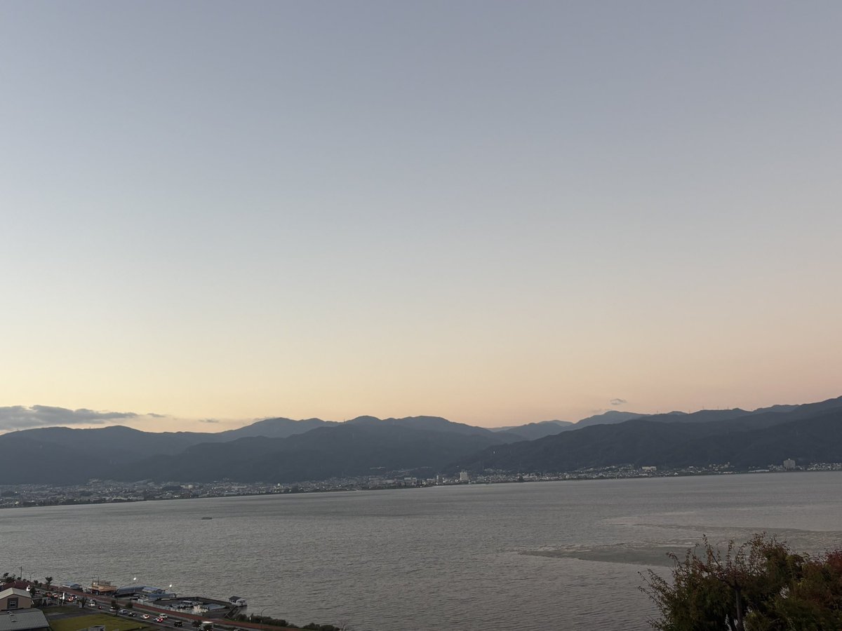 note_000123's tweet photo. でも恒例の諏訪湖も見られて嬉しかった！周りをいつか歩いてみたい。 https://t.co/ejzH7dbMLK