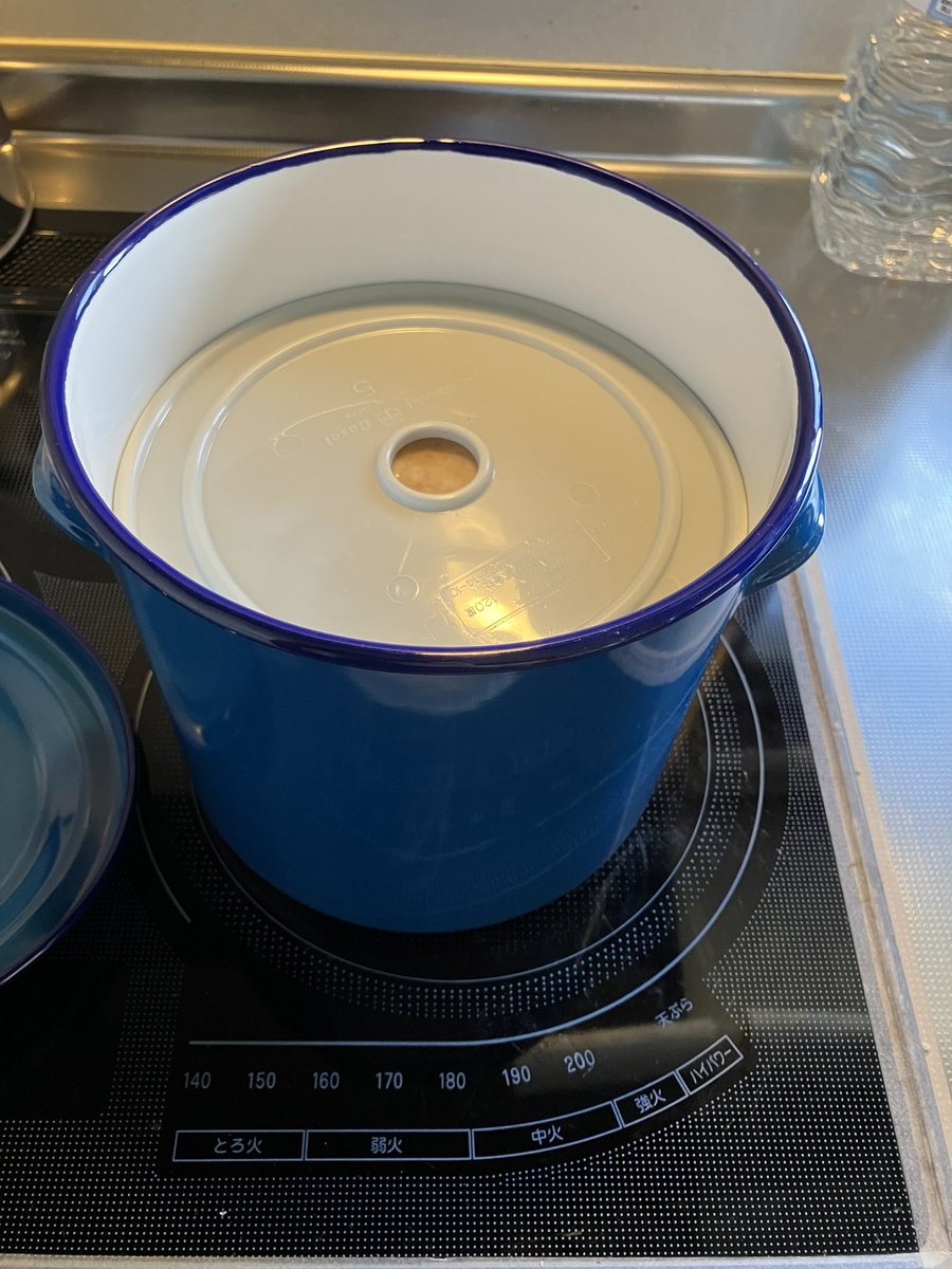 Fullcity5's tweet photo. 今年の味噌を仕込みました
完成は来年の夏至くらいかな✨

#自家製味噌 https://t.co/6c9wlRnSI3
