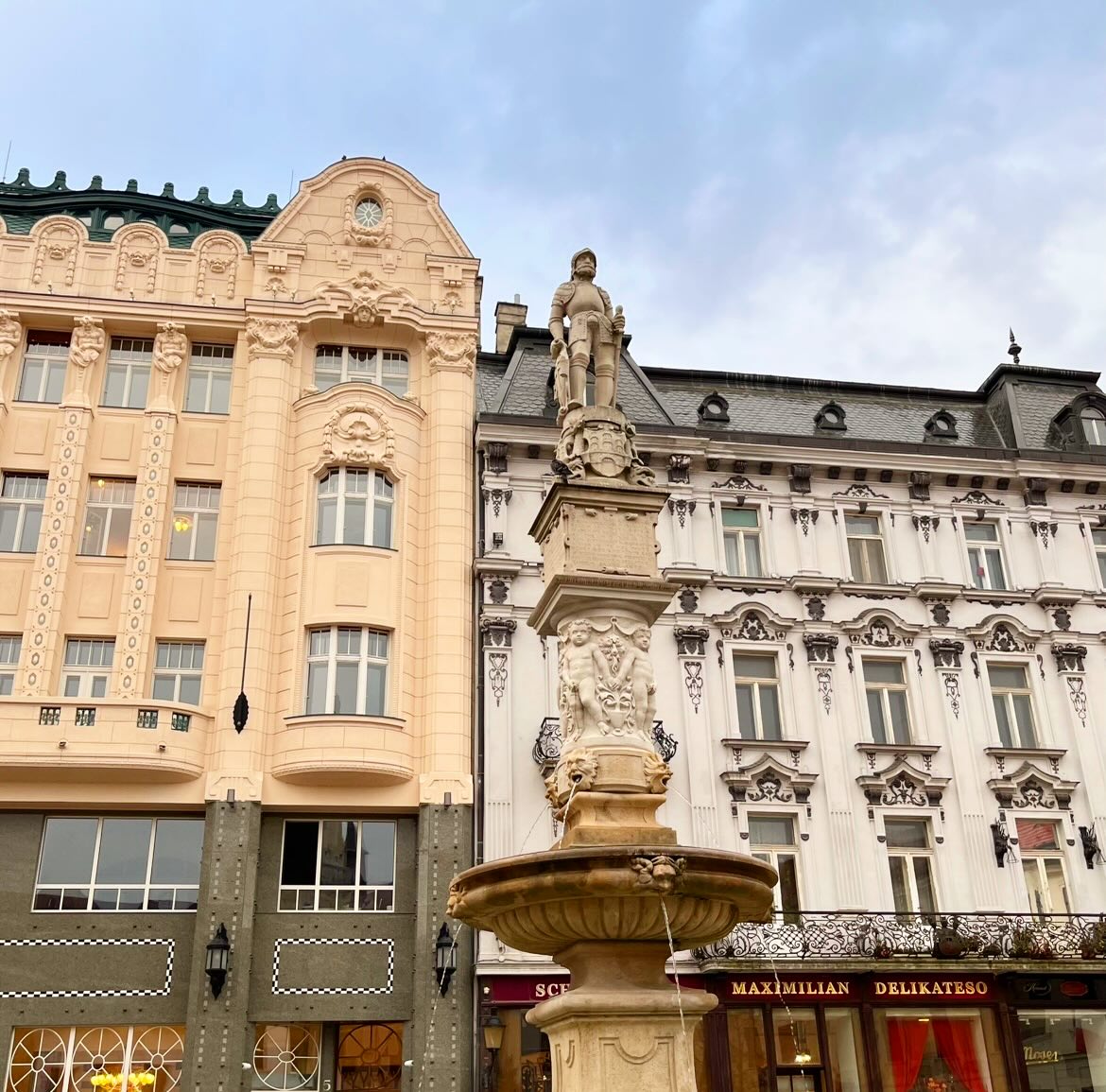 SvetlanaGayti's tweet photo. Maximilian’s Fountain
Main Square
Old Town
Bratislava
Slovakia

#ma_pl_ag #bratislava #visit #cityscape #citylife https://t.co/NAbTcsiO8c
