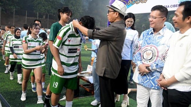 ChristiaEria's tweet photo. Menteri Desa PDT *Yandri Susanto*  menilai lomba sepak bola antar-RT/desa dapat menggerakkan ekonomi lokal, mengembangkan potensi olahraga dan wisata desa. Kemendes PDT juga menyiapkan Liga Desa Nasional 2027 di Mojokerto
#KementerianDesaPDT 
#BPSDMKementerianDesaPDT
#BangunDesa https://t.co/wlqknUdXTm