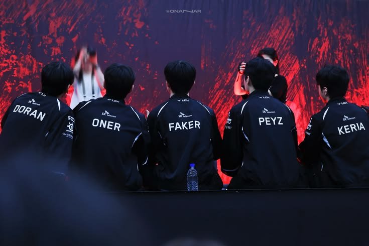 MUNHyunjunDO's tweet photo. Day 21 praying for T1 to win the remaining matches for the rest of this year ☘️✨️ And they will weather every storm to claim their victory🔥 https://t.co/6KeRyA3U4S