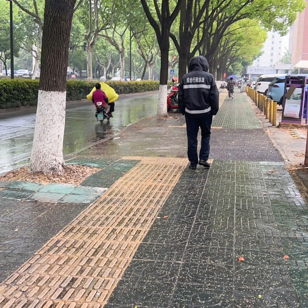 JackelynAl4ct's tweet photo. A stranger helped me pick up all the books that fell on the rainy street when my hands were full—small act, huge warmth. https://t.co/S6cYXpPpHj