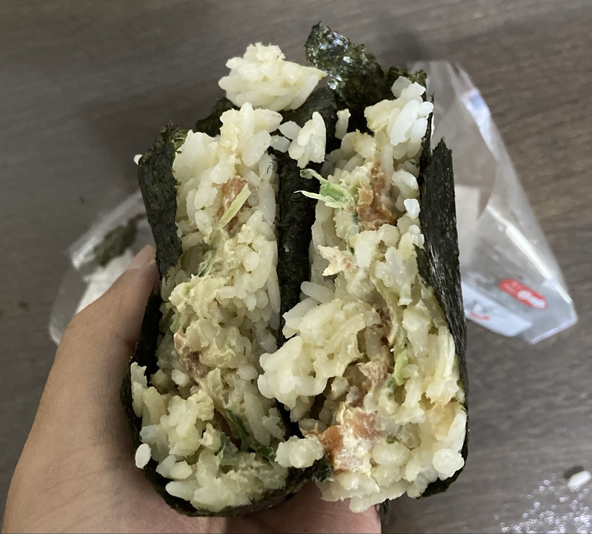 fyfyu421's tweet photo. スーパーでオニギリ発見
米だけが冷ご飯特有のボロボロになっていて残念
具沢山な具の油分と合わせて食べるとそれなりに美味しい https://t.co/k05dIJlIv2