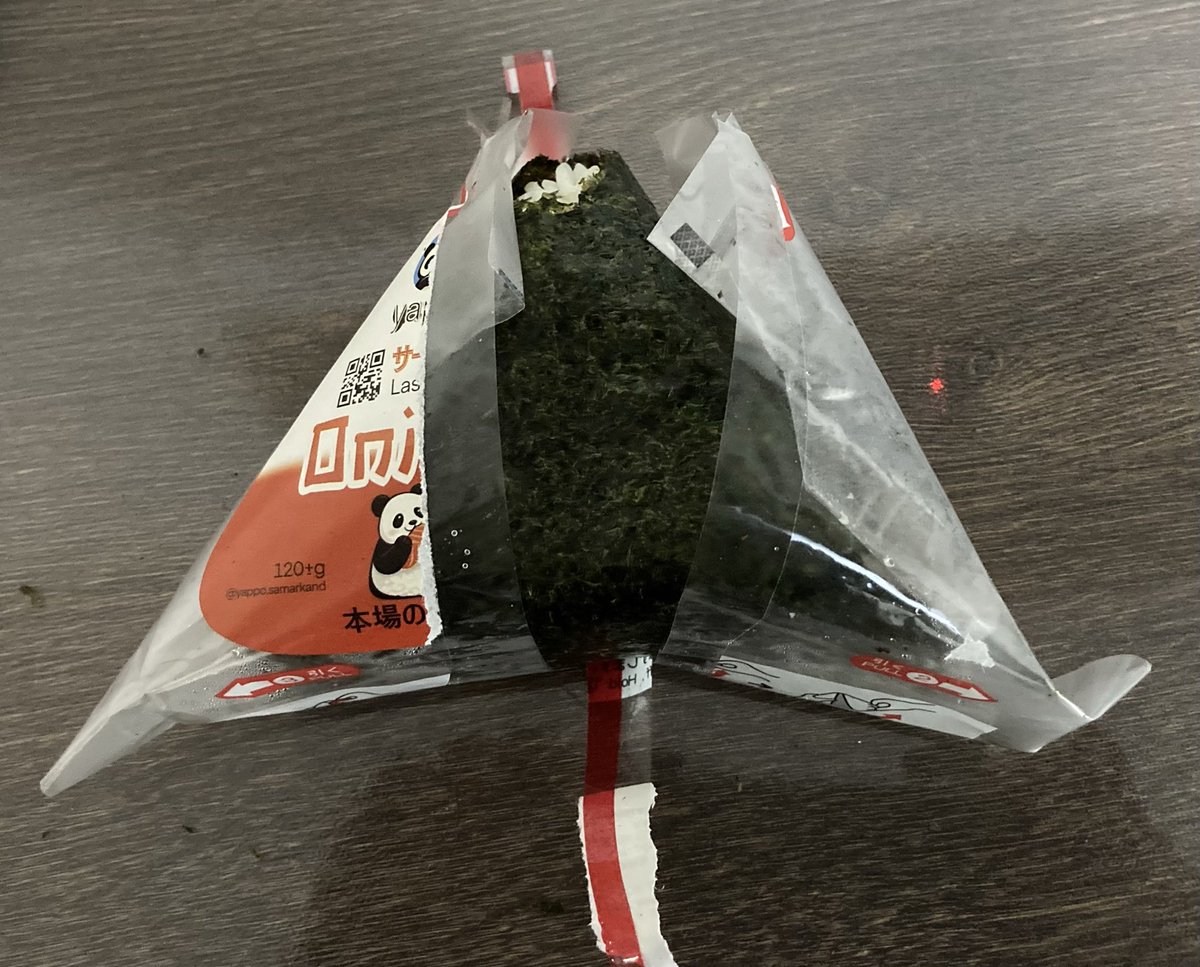 fyfyu421's tweet photo. スーパーでオニギリ発見
米だけが冷ご飯特有のボロボロになっていて残念
具沢山な具の油分と合わせて食べるとそれなりに美味しい https://t.co/k05dIJlIv2