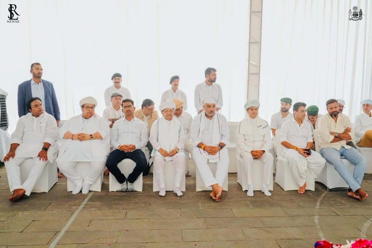 pushkartelibjp's tweet photo. उदयपुर ‘सिटी पैलेस’ पहुँचकर श्रीजी हुजूर डॉ. लक्ष्यराज सिंह जी मेवाड़ एवं उनके परिवारजनों से मिलकर उनकी पूज्य माताजी राजमाता साहिबा श्रीमती विजयराज कुमारी जी के निधन पर शोक संवेदनाएं व्यक्त की तथा उन्हें ढाँढस बँधाया।
@lakshyarajmewar https://t.co/DeAwH0Pmln