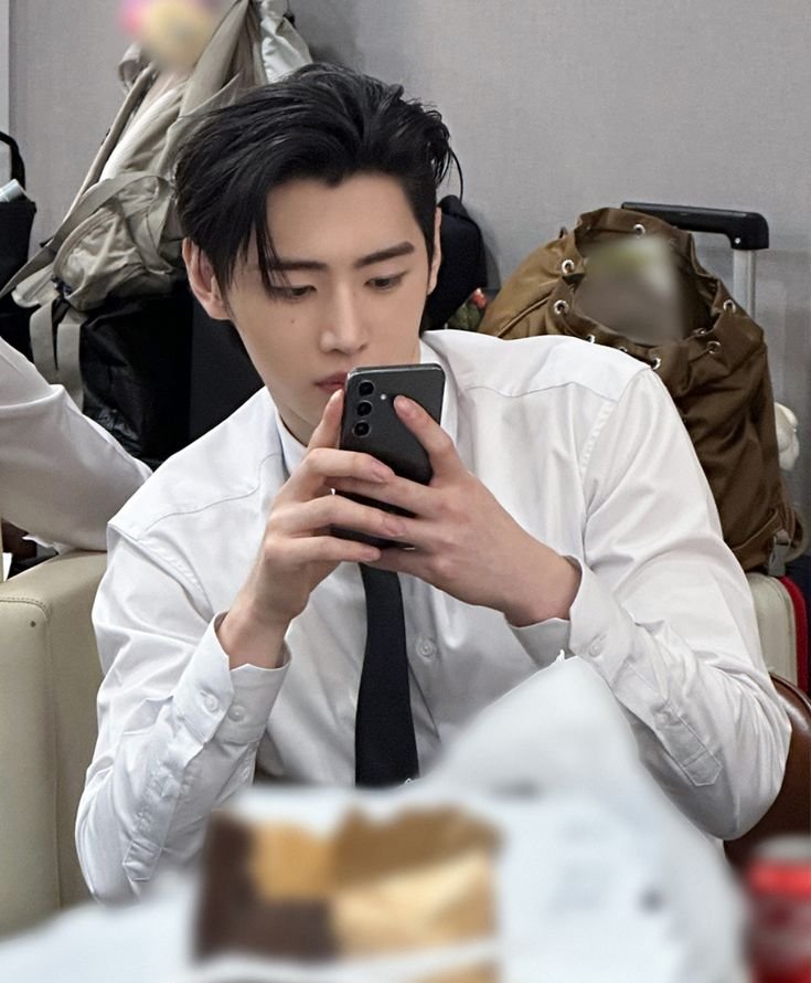 psh12802_'s tweet photo. 🙍🏻‍♀️: Sunghoon is so handsome 😭
👤: What’s he doing?
🙍🏻‍♀️: Playing on his phone

#SUNGHOON #박성훈 https://t.co/N73AEXR0d2