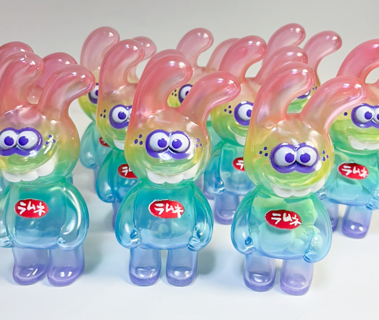 UUU3s_NFT's tweet photo. 🎊初めての抽選販売🎊
うーさんラムネのレインボーバージョンを作りました！
七色のラムネボトルだよ🐰
オンラインで25日から3日間抽選販売を受け付けます！

🌈ラムネなし6600円
🌈ラムネあり8800円

たくさんエントリー待ってるねっ🐰👀👀 https://t.co/YbQOKmTmbZ