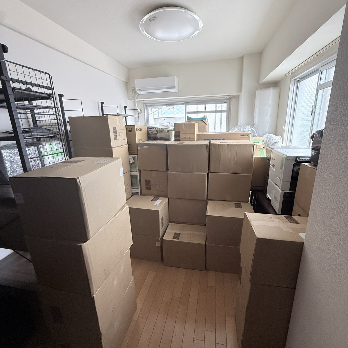tor_enomena's tweet photo. 無事1／3位のスペースを残し入りました！（引越し屋さんが頑張って積んで詰めてくれたから…）

今からは楽しい楽しい荷解きタイム🤢 https://t.co/h9nwDlPTTO