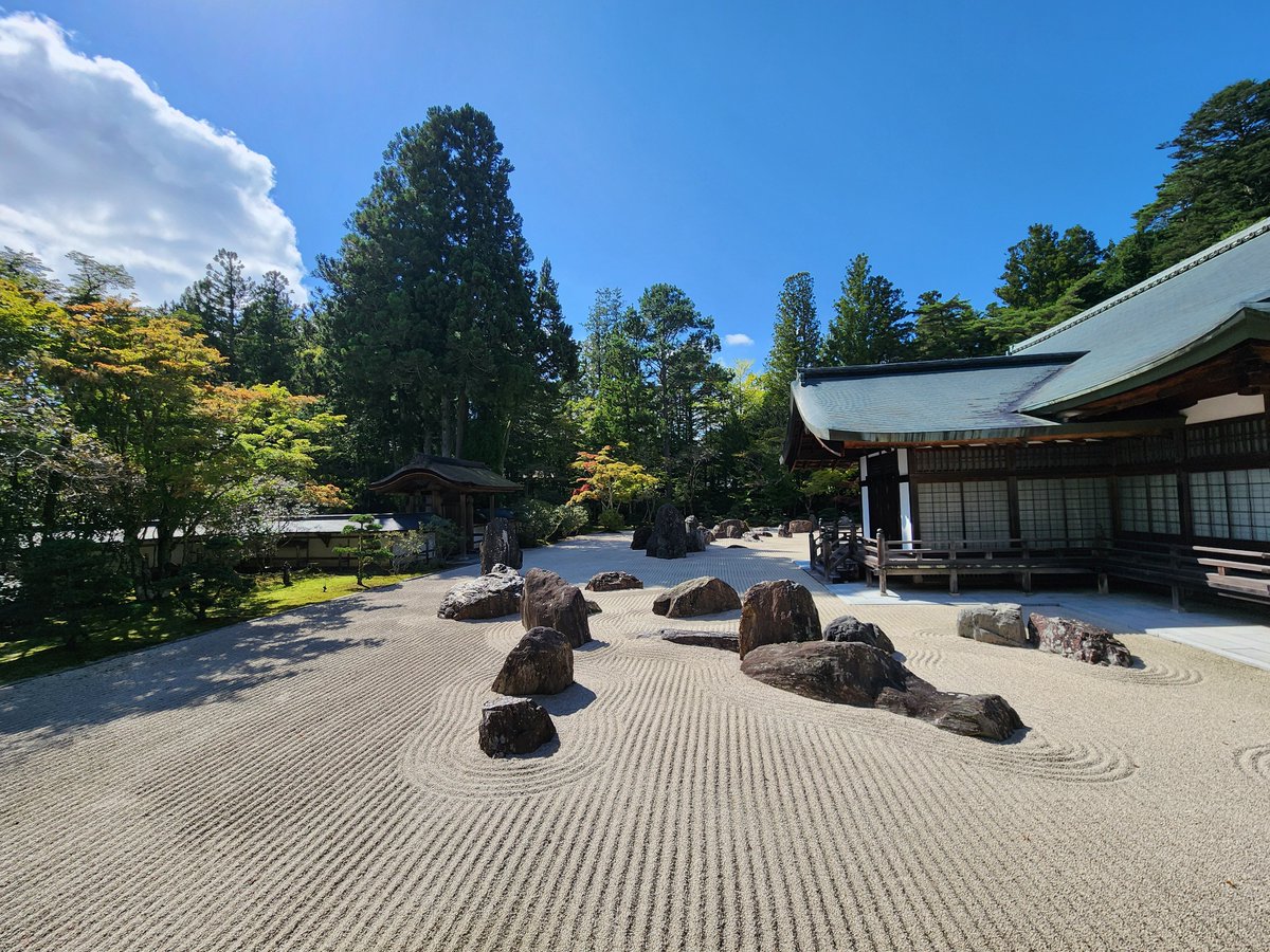 JunichiKitamura's tweet photo. 昨日は早朝から強行日帰り高野山
大門→壇上伽藍→金剛峯寺→奥之院
歩数2万歩超え
阿闍梨様から授かった有難い｢菩薩十善戒｣を実践していこうと思います
南無大師遍照金剛
お陰様で阪神タイガースは延長戦の末、劇的なサヨナラ勝ち
#高野山 #弘法大師 #空海 #金剛峯寺 #壇上伽藍 #奥之院 https://t.co/2qUe2Vjp2p