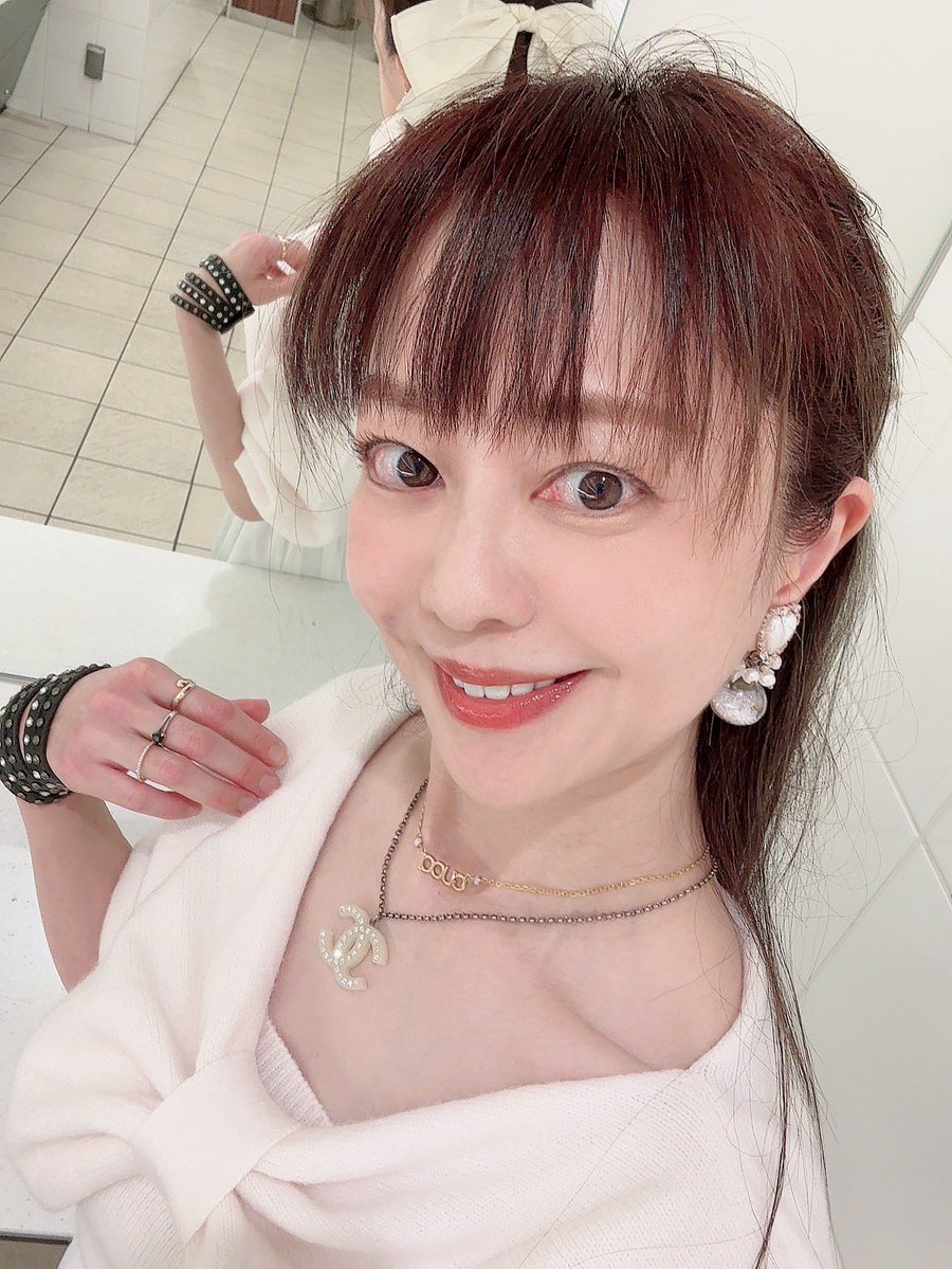 suzuhimena's tweet photo. 最初"Stand And Deliver"を聴いて「え!」と時間が止まり心臓をひと筋の雷光が裂き"Rising"で衝撃のあまり⚡️大稲妻が貫き🥺次にお姿を観て世界観が長年の👗我が美🌹と完全一致したのがLOVEBITES⚜️もうすぐ🐺係長です🙇♀️皆様よろしくお願いいたします🫡
#LOVEBITES #Asami #Asamiコス https://t.co/NL2XzrEYKQ