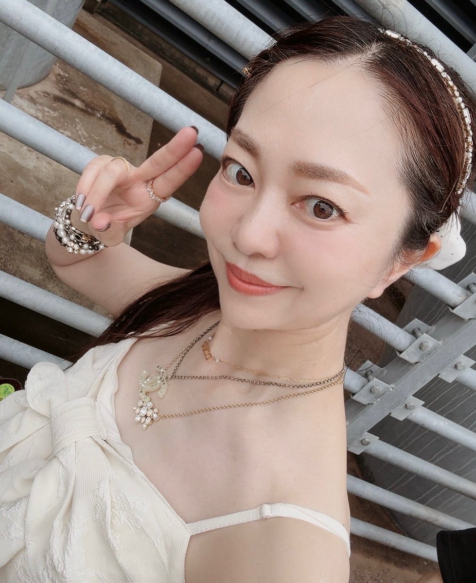 suzuhimena's tweet photo. 最初"Stand And Deliver"を聴いて「え!」と時間が止まり心臓をひと筋の雷光が裂き"Rising"で衝撃のあまり⚡️大稲妻が貫き🥺次にお姿を観て世界観が長年の👗我が美🌹と完全一致したのがLOVEBITES⚜️もうすぐ🐺係長です🙇♀️皆様よろしくお願いいたします🫡
#LOVEBITES #Asami #Asamiコス https://t.co/NL2XzrEYKQ