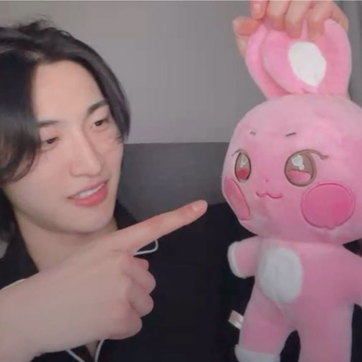 ehyoopukii's tweet photo. seonghwa grabbing bunnies by their ears; a cute and short thread. ₍ᐢᐢ₎ ᰔᩚ https://t.co/9y8vEL0Xle