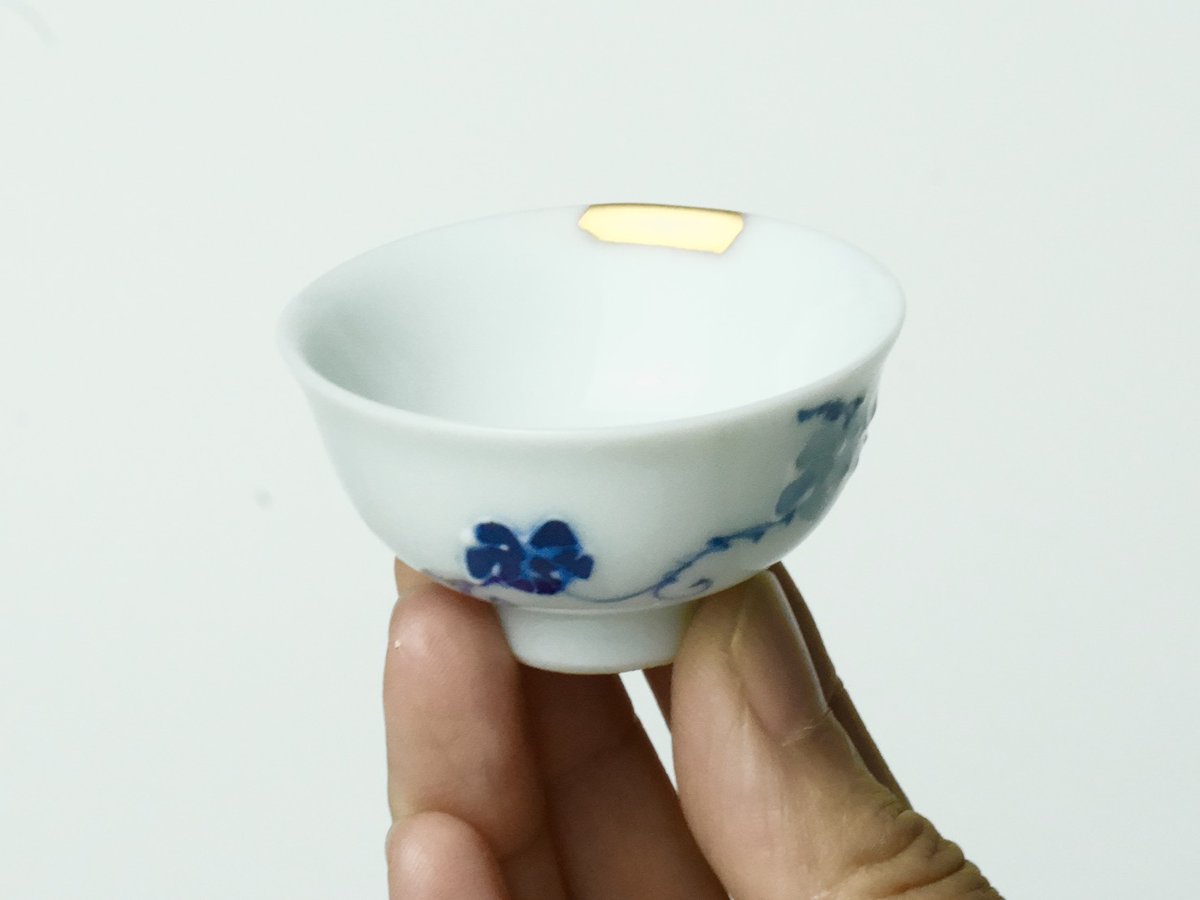tsugu_kintsugi's tweet photo. フチの欠けを金継ぎでお直ししました。内側も外側も美しく仕上がりました。セットでの購入はいかがでしょうか？ https://t.co/zXm04IS3BW