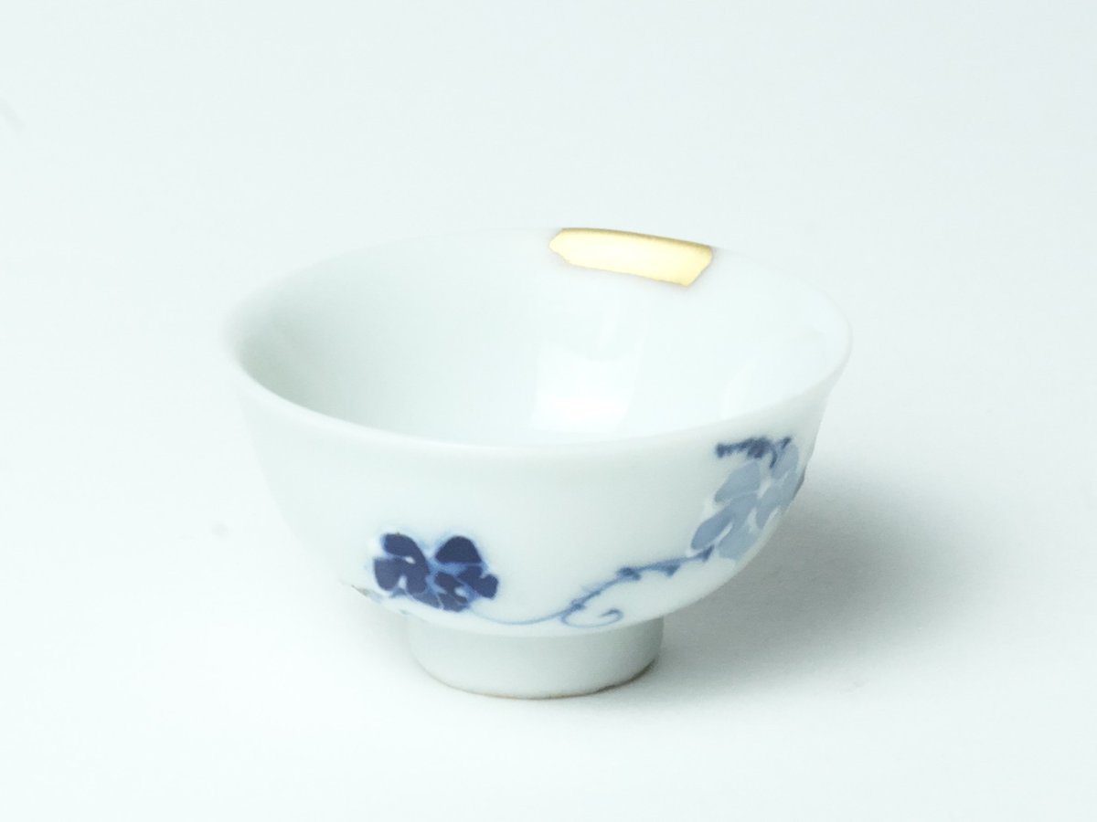 tsugu_kintsugi's tweet photo. フチの欠けを金継ぎでお直ししました。内側も外側も美しく仕上がりました。セットでの購入はいかがでしょうか？ https://t.co/zXm04IS3BW