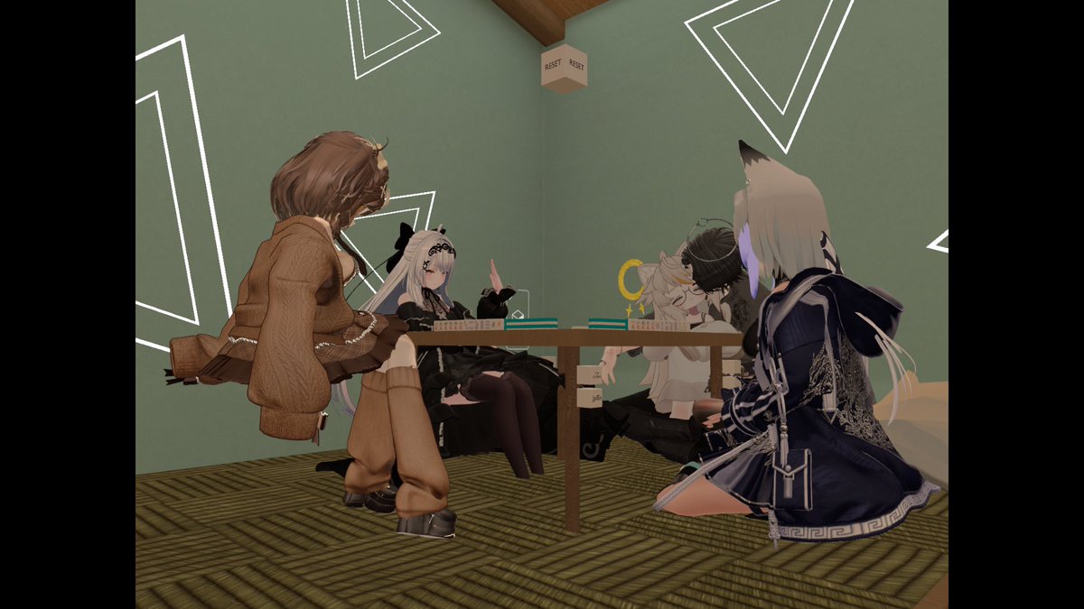 yami_8383VRc's tweet photo. こんにちは。
昨日はカラオケに麻雀に絵描きに...。色々堪能しました。個人的にVRでも麻雀できたってのに感動してたらそこ？って突っ込まれました。それはそう。
本日から通常浮上します。変わらず...よろしくお願いしますね。

(1枚目:しほさん、わらびさん、ひらんさん、ピアラさん 2枚目:ぺんぎん3) https://t.co/WyweqVNLUM