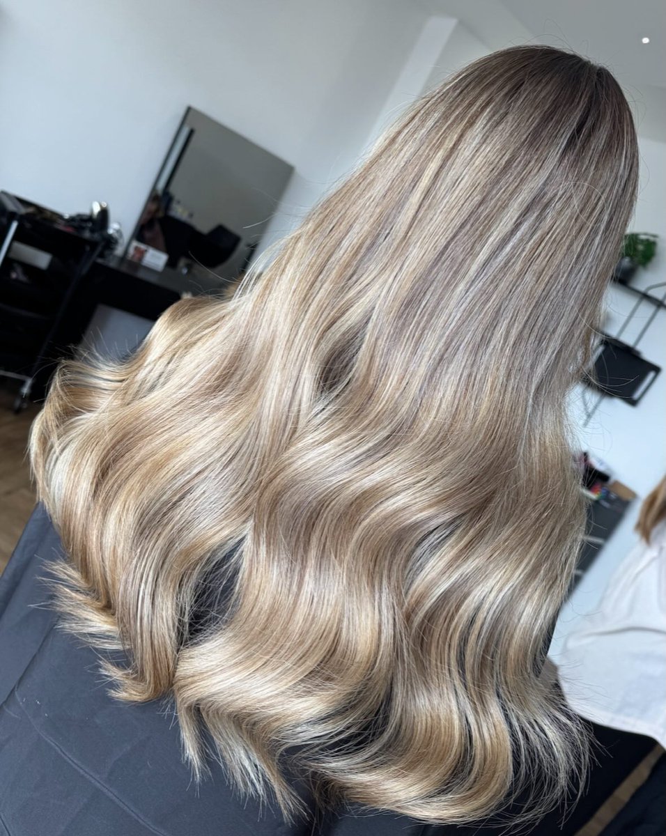 PatrickEvans8's tweet photo. Blonde transformation keeping it dimensional 🫶
Full head wide comb teasy lights 🤭
📲 𝔹𝕠𝕠𝕜𝕚𝕟𝕘𝕤 - 𝔻𝕄 @𝕤𝕜𝕪𝕖𝕤_𝕙𝕒𝕚𝕣𝕩
♡︎ 𝙼𝚘𝚕𝚕𝚢𝚖𝚊𝚎 𝚅𝚘𝚕𝚞𝚖𝚎 𝚌𝚞𝚛𝚕𝚜
💃🏼 𝙲𝚑𝚎𝚕𝚜𝚎𝚊 𝙱𝚕𝚘𝚠𝚍𝚛𝚢𝚜
💁🏼‍♀️ 𝚂𝚎𝚕𝚏 𝚌𝚊𝚛𝚎
✈️ https://t.co/NFqbt4uHhh