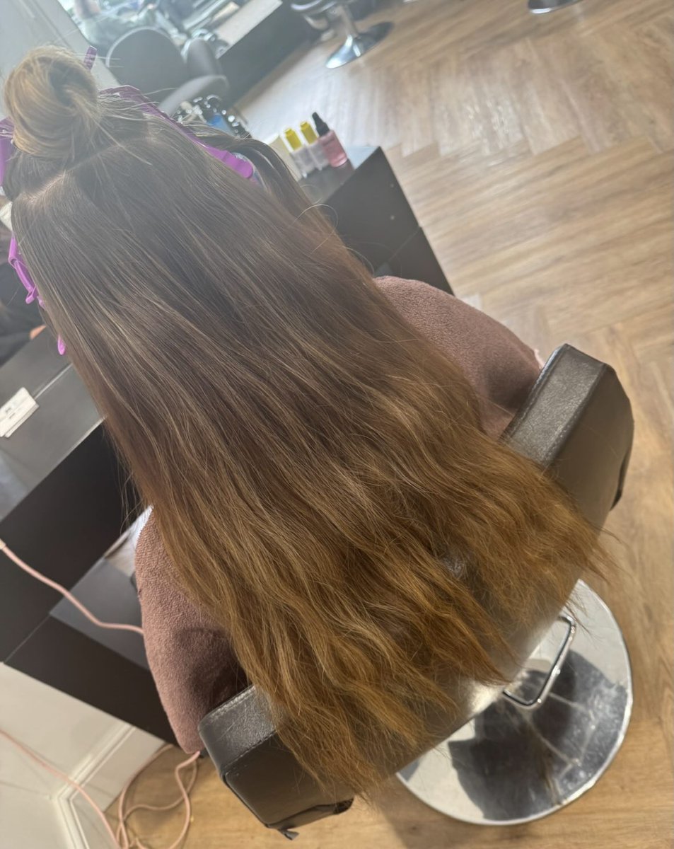 PatrickEvans8's tweet photo. Blonde transformation keeping it dimensional 🫶
Full head wide comb teasy lights 🤭
📲 𝔹𝕠𝕠𝕜𝕚𝕟𝕘𝕤 - 𝔻𝕄 @𝕤𝕜𝕪𝕖𝕤_𝕙𝕒𝕚𝕣𝕩
♡︎ 𝙼𝚘𝚕𝚕𝚢𝚖𝚊𝚎 𝚅𝚘𝚕𝚞𝚖𝚎 𝚌𝚞𝚛𝚕𝚜
💃🏼 𝙲𝚑𝚎𝚕𝚜𝚎𝚊 𝙱𝚕𝚘𝚠𝚍𝚛𝚢𝚜
💁🏼‍♀️ 𝚂𝚎𝚕𝚏 𝚌𝚊𝚛𝚎
✈️ https://t.co/NFqbt4uHhh