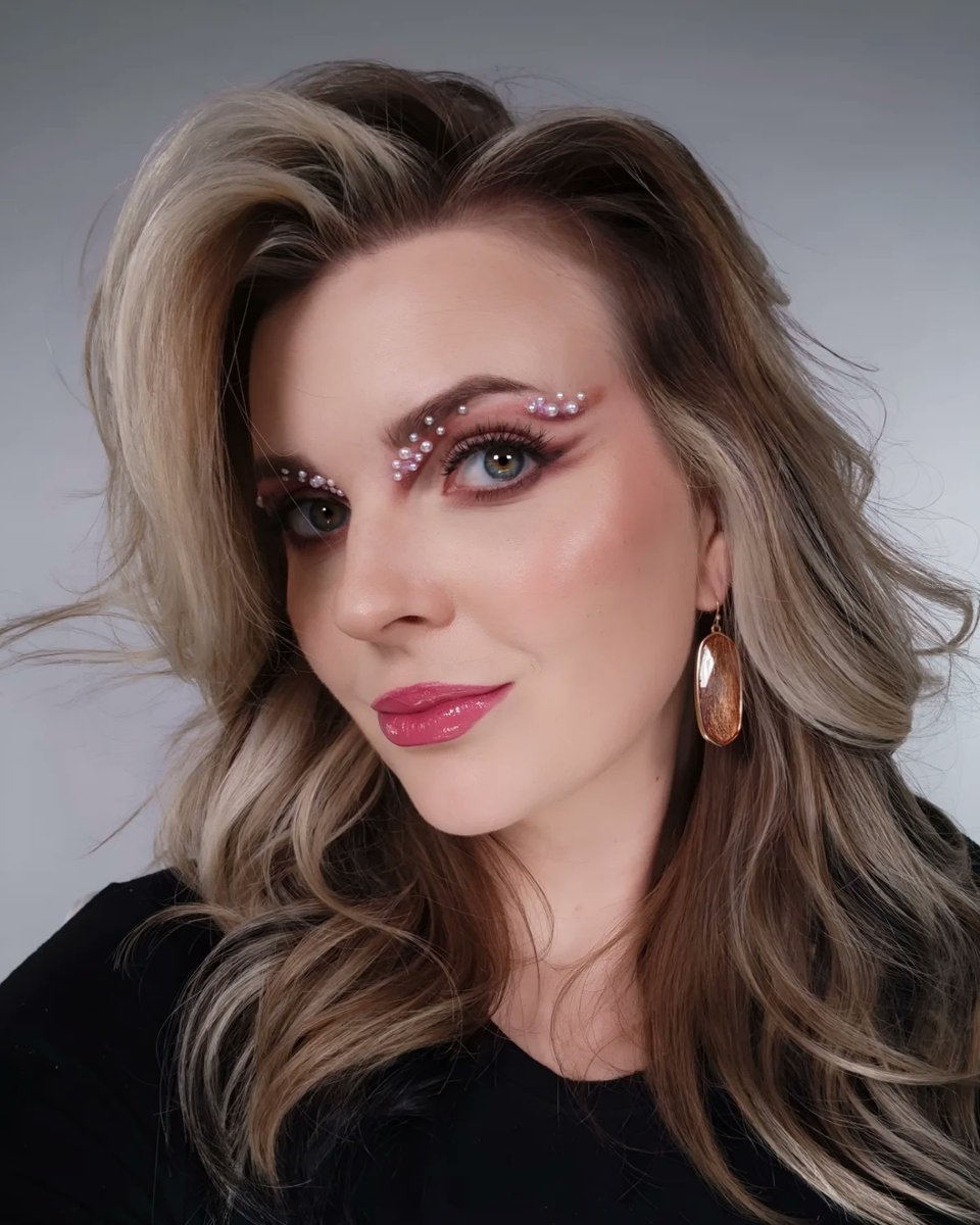 akkanali424's tweet photo. Another look for the holidays! ! 💗 Don't be afraid to stand out! PUT THOSE PEARLS ON! ✨️ I'm editing my makeup tutorial for this look now, so stay tuned for step by step tips on how to create this makeup! 😍... https://t.co/m2C03eopF0