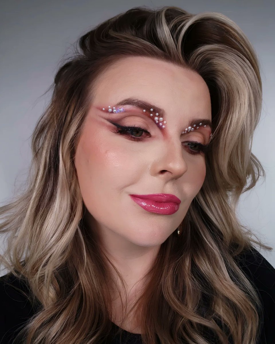 akkanali424's tweet photo. Another look for the holidays! ! 💗 Don't be afraid to stand out! PUT THOSE PEARLS ON! ✨️ I'm editing my makeup tutorial for this look now, so stay tuned for step by step tips on how to create this makeup! 😍... https://t.co/m2C03eopF0